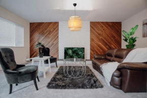 Rustic Wooden Retreat- 2 mins to Surrey Downtown